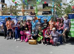 Gruppenbild vor dem Festwagen der WGE